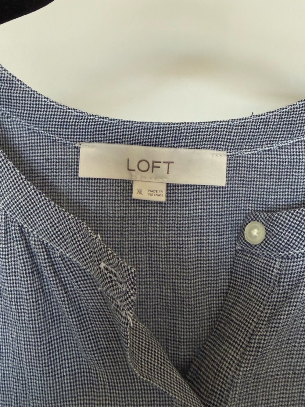 Loft Sleeveless Button Front Micro Houndstooth Textured Blouse | XL - Picture 3 of 6